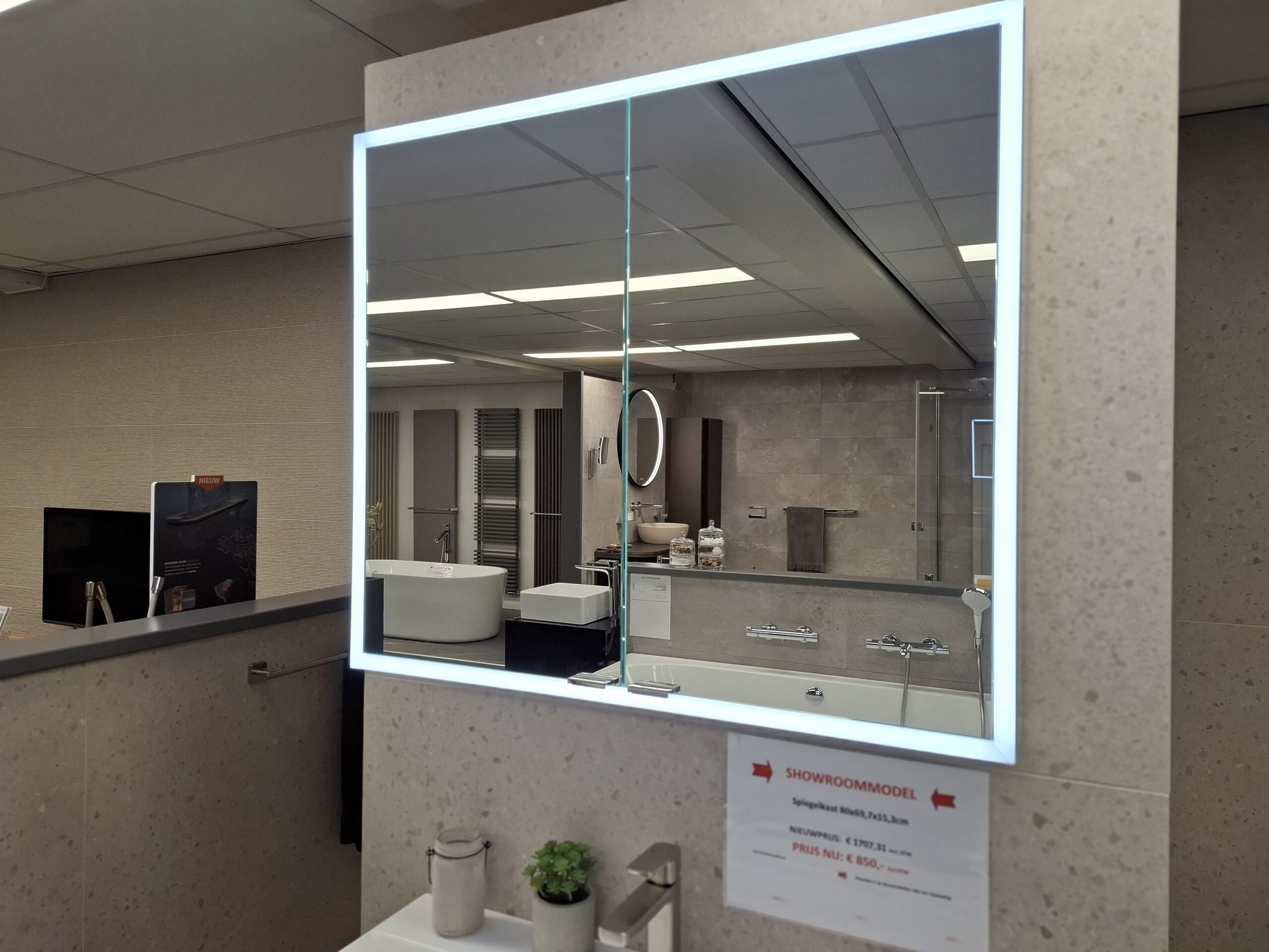Spiegelkast : VOOR € 850,-